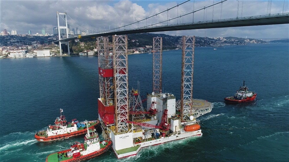 Dev petrol platformu boğazdan geçti