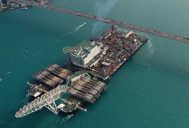 Pioneering Spirit, İstanbul Boğazı’ndan geçiyor