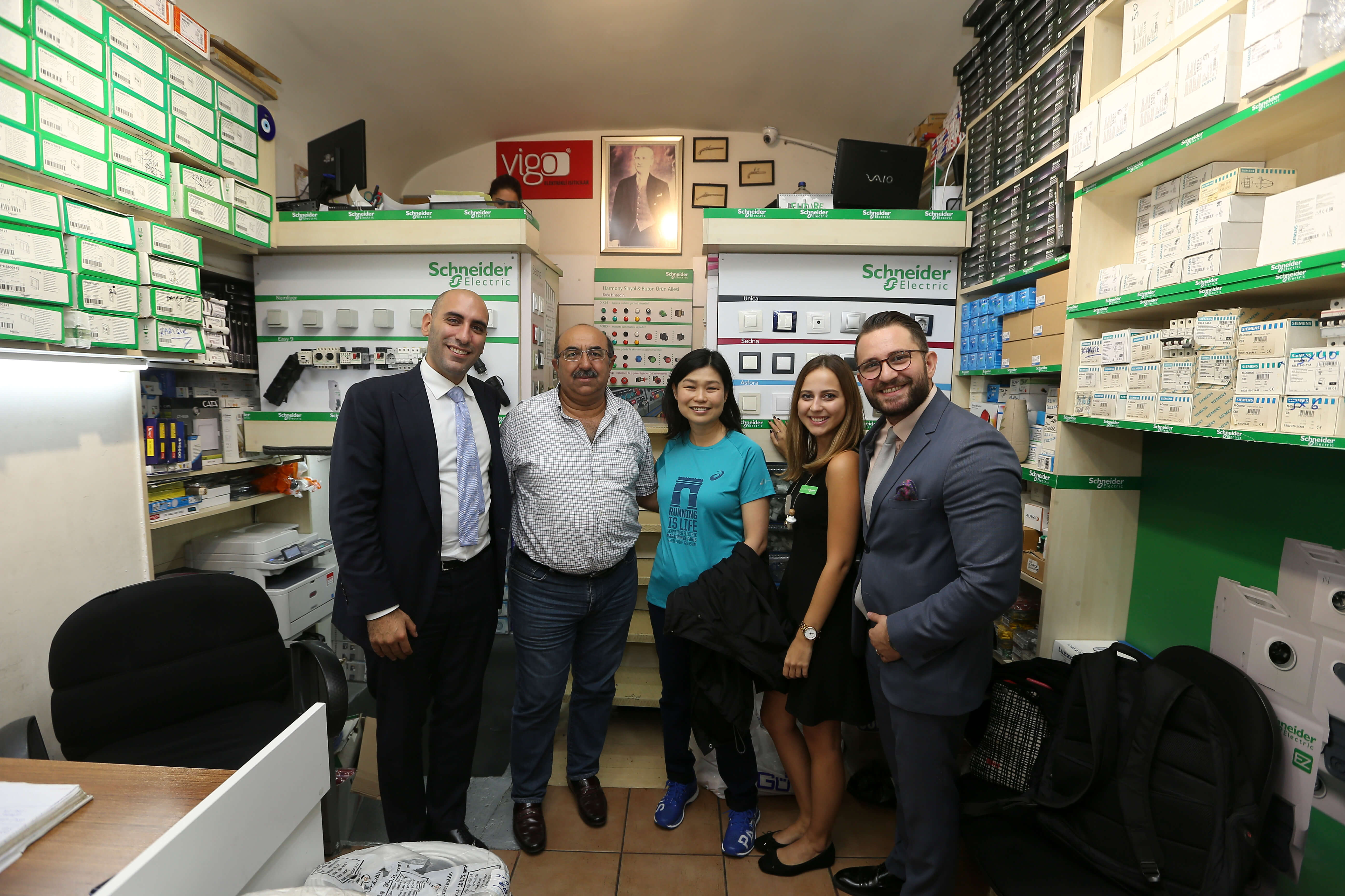 Schneider Electric’ten Chris Leong elektrikçileri gezdi