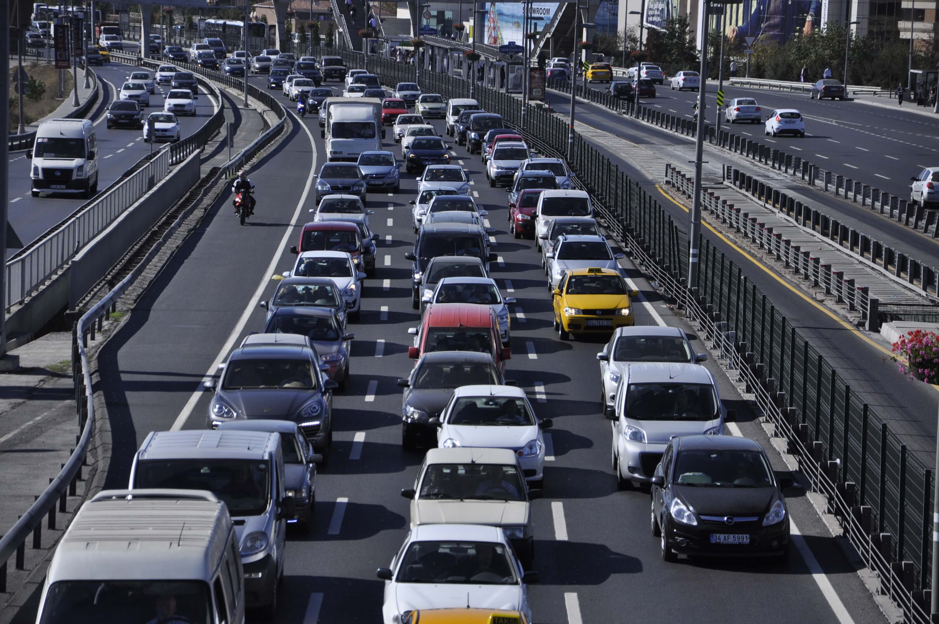 Trafikteki taşıt sayısı yaklaşık 600 bin arttı