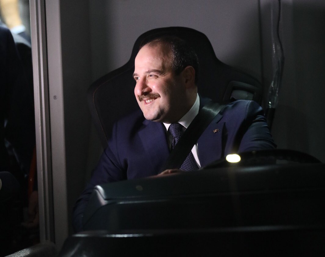 Bakan Varank, yerli elektrikli otobüsün direksiyonuna geçti