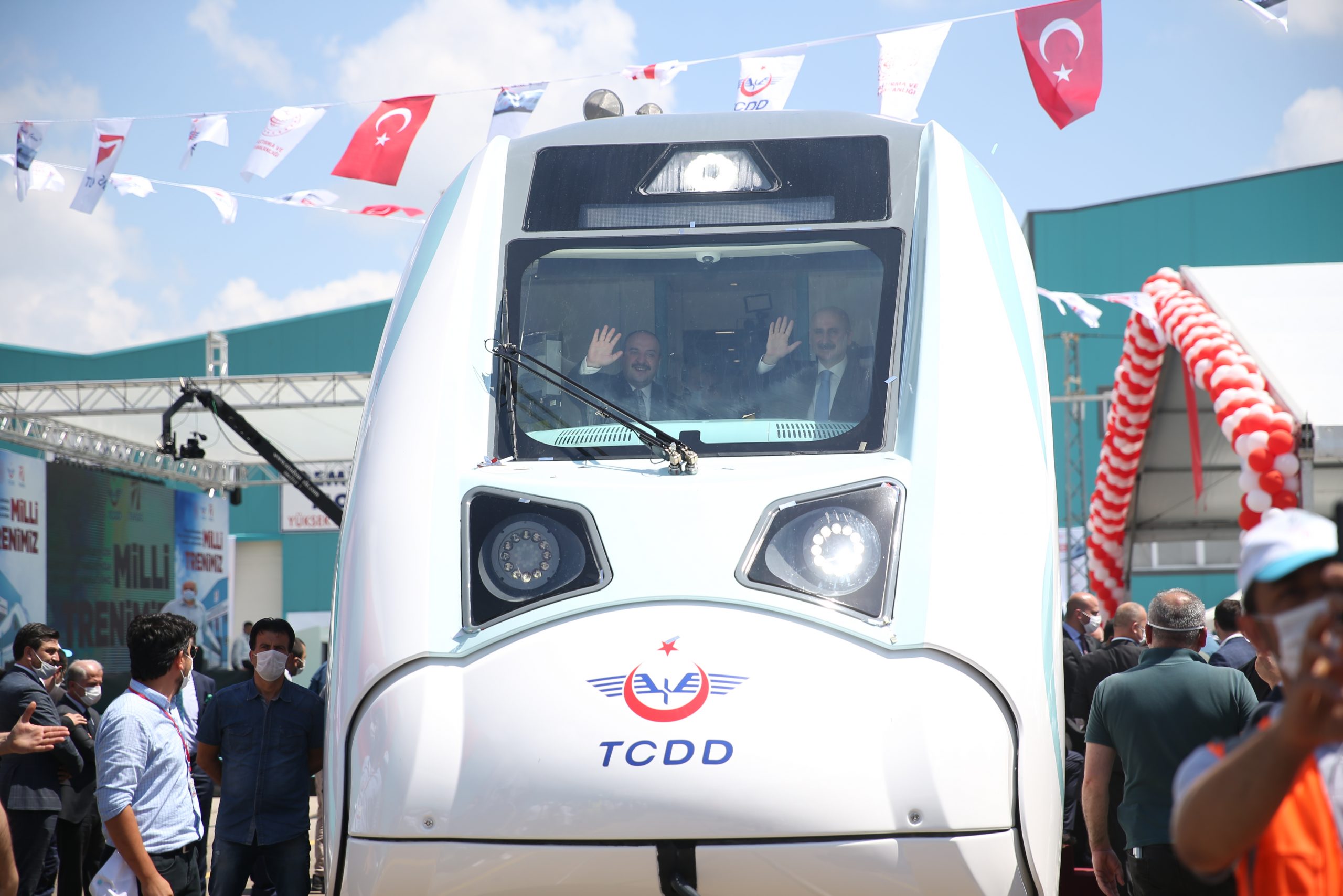 Yerli ve milli elektrikli tren raylara indi