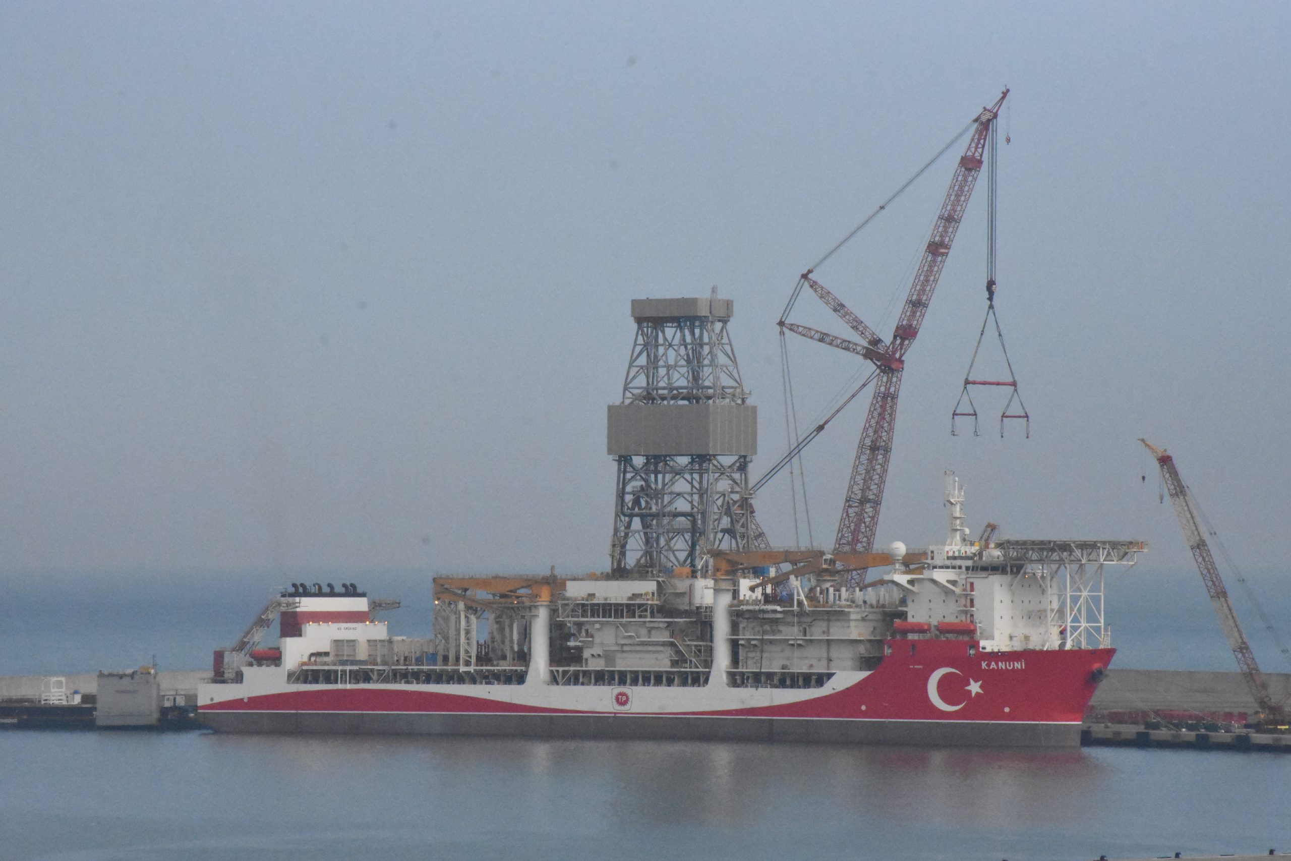 ‘Kanuni’sondaj gemisinin kule dikimi yapıldı
