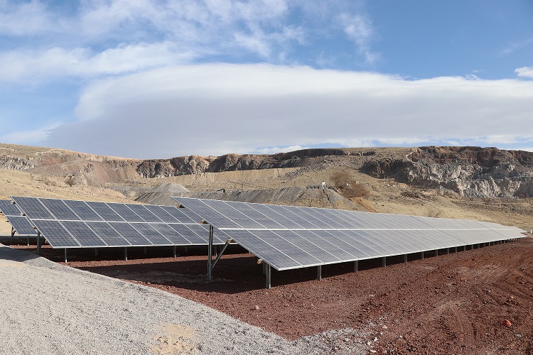Niğde’de Bor Belediyesince kurulan güneş enerjisi santrali elektrik üretimine başladı