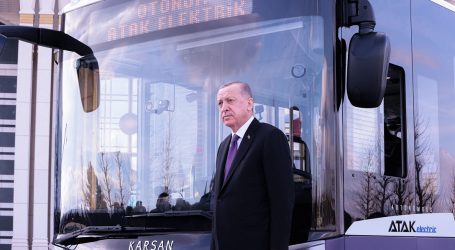 Cumhurbaşkanı Erdoğan, Türk mühendislerce geliştirilen sürücüsüz elektrikli otobüsü inceledi