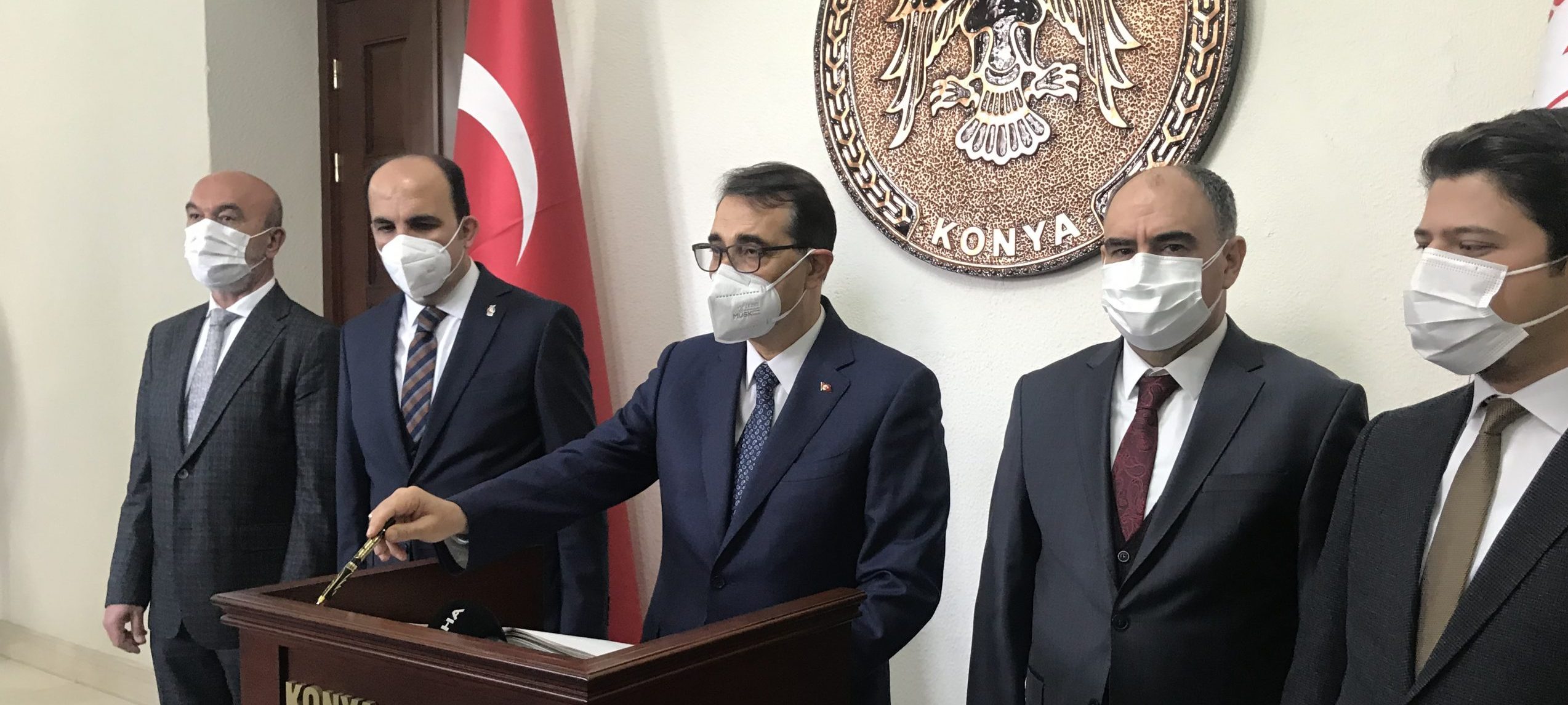 Enerji ve Tabii Kaynaklar Bakanı Fatih Dönmez, Konya’da gazetecilere değerlendirmelerde bulundu