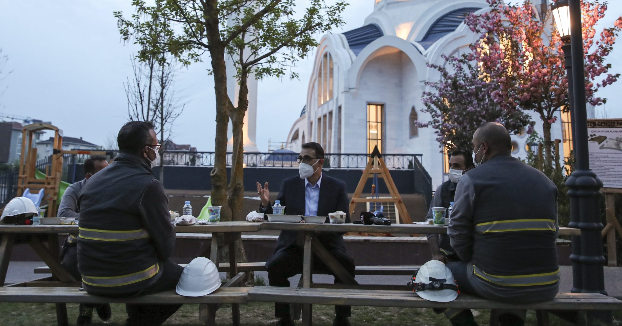 Bakan Dönmez, elektrik dağıtım işçileriyle iftar yaptı