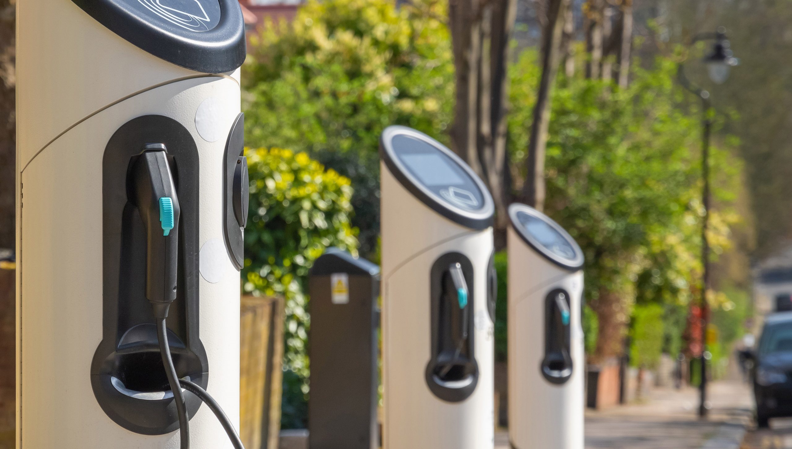 İngiltere’de yeni elektrikli araç şarj noktaları için 300 milyon sterlinlik yatırım kararı alındı