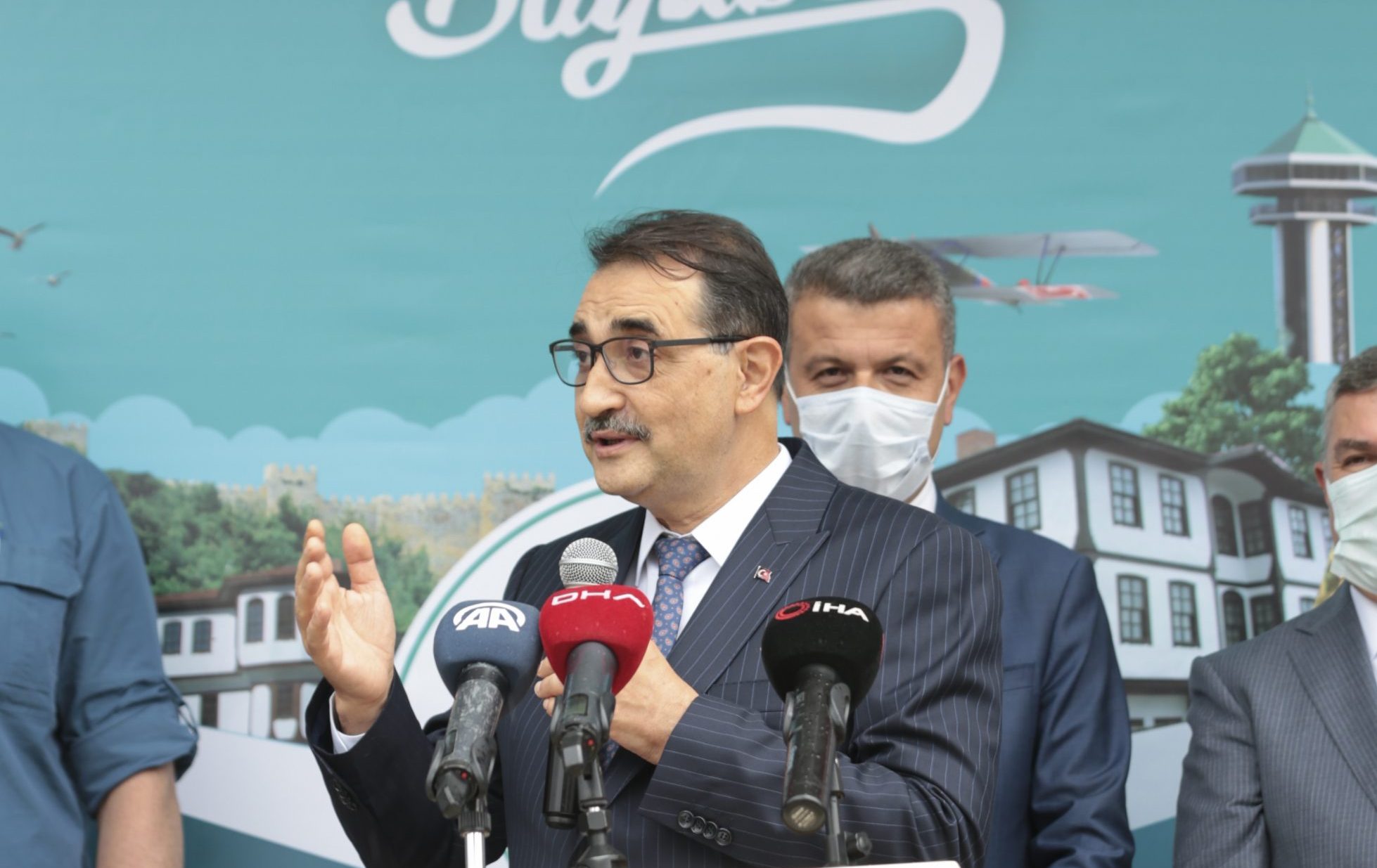 “Maden de bizim doğa da bizim. Doğaya, insana, çevreye saygılı olmak kaydıyla yerin altındaki bu ekonomik varlıkları yerin üstüne çıkartacağız”