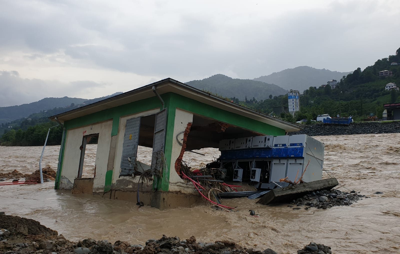 Enerji ve Tabii Kaynaklar Bakanlığı: Artvin ve Rize’de sel nedeniyle enerjisi kesilen abone sayısı 694’e düşürüldü