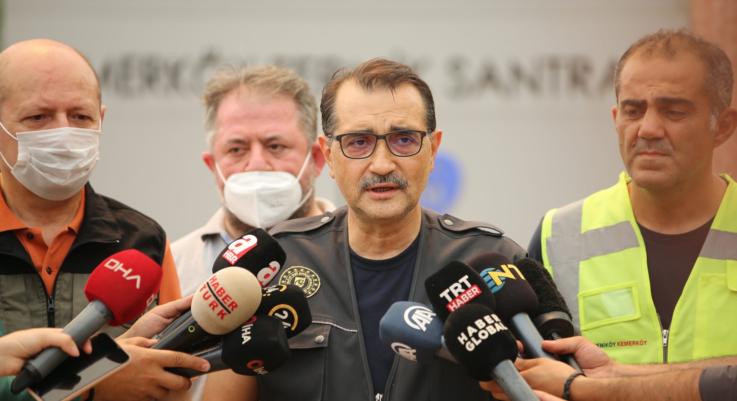 Bakan Dönmez: “Şu an santrali tehdit eden bir yangın söz konusu değil”