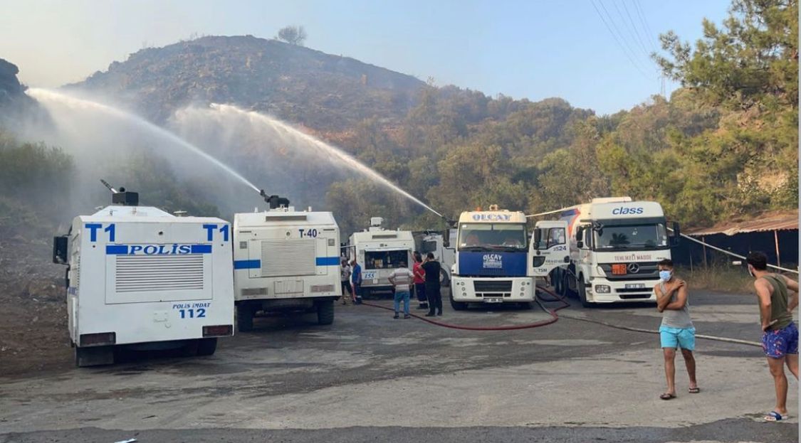 Class, yanan bölgelere su taşıdı