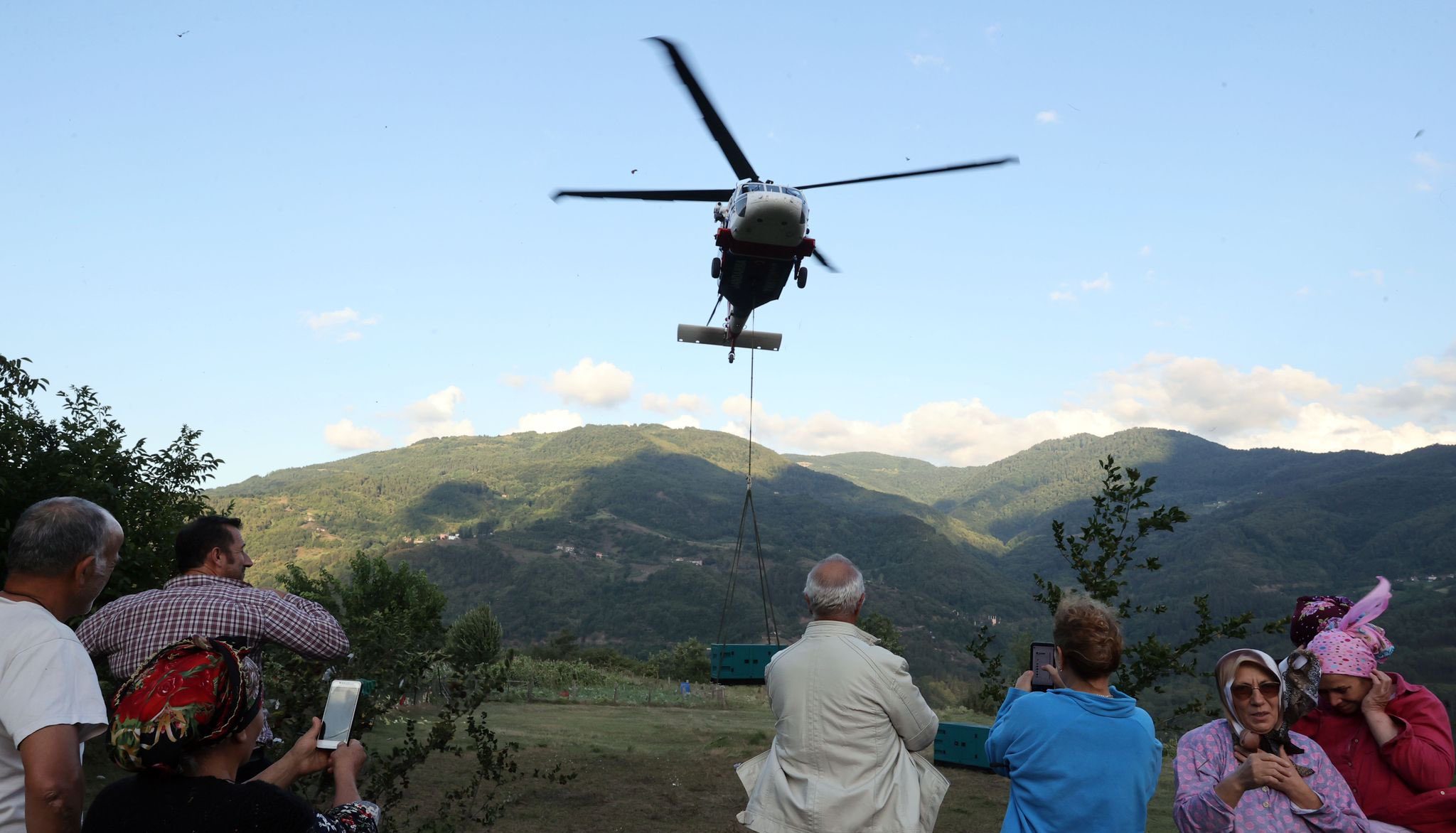 Sel felaketinin yaşandığı Bozkurt’ta köylere helikopterle jeneratör yardımı yapıldı