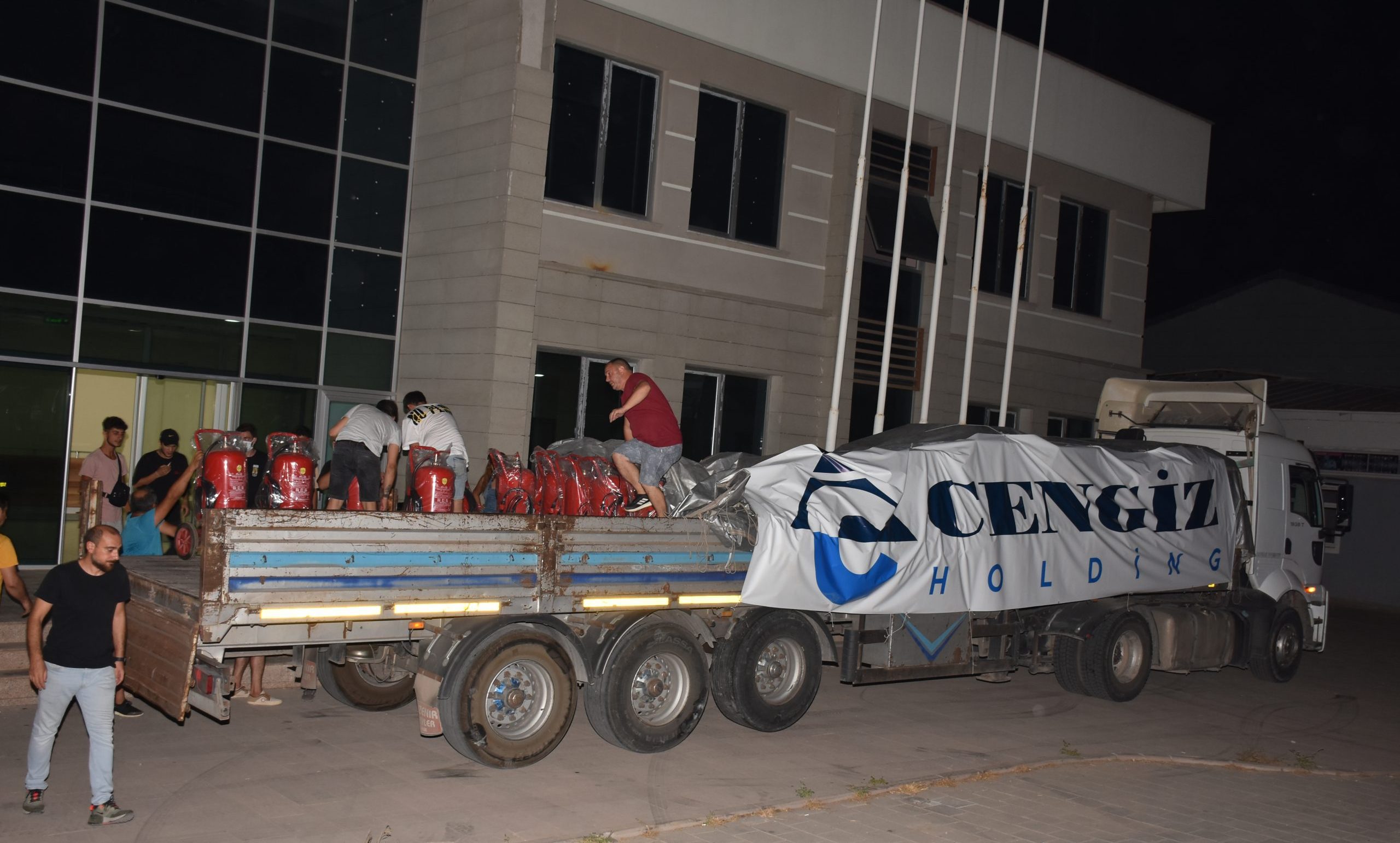 Cengiz Holding’den yangın mücadelesine ekipman desteği