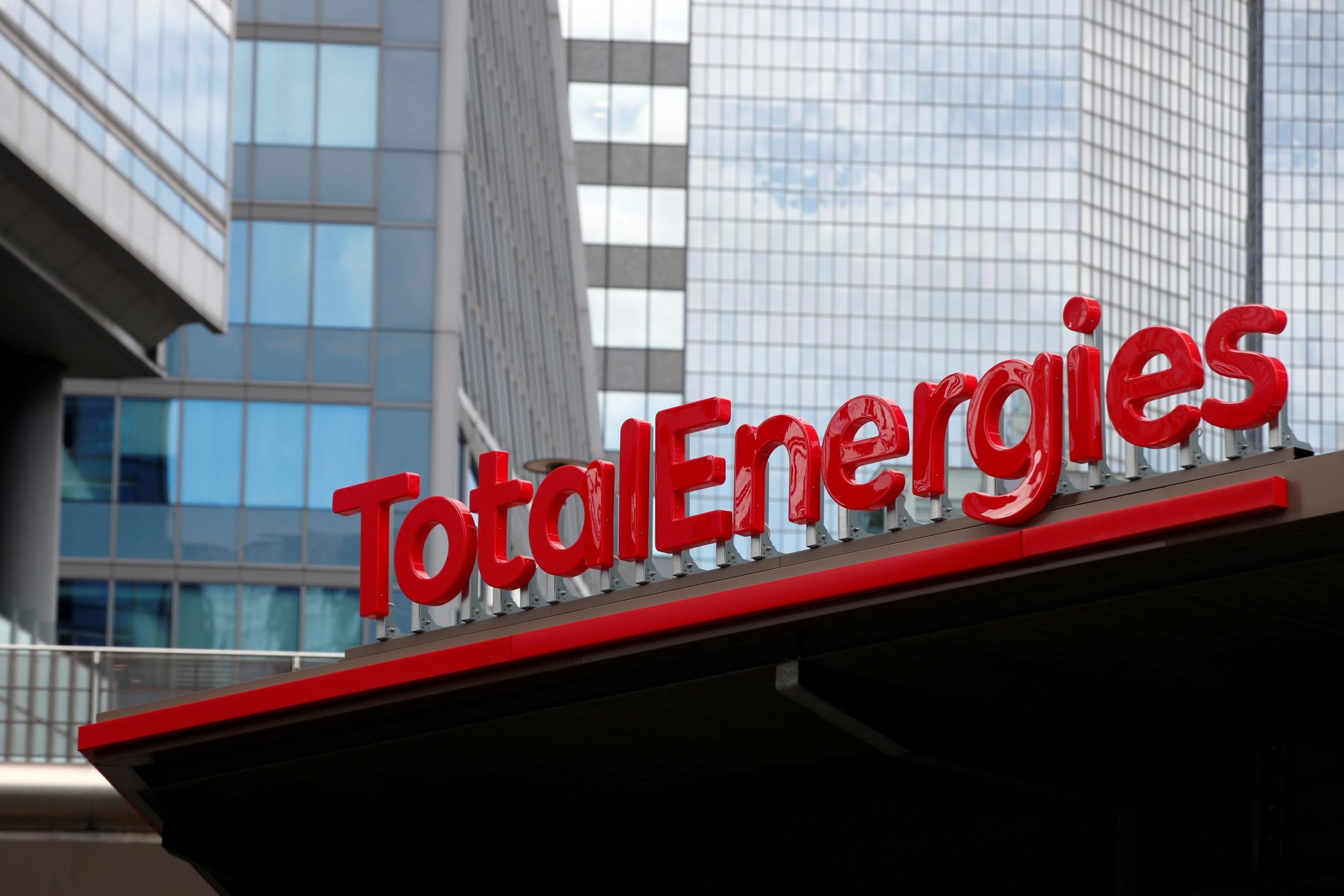 TotalEnergies ve Çin Ulusal Petrol Şirketi, Uganda petrolü için 10 milyar dolarlık anlaşma imzaladı