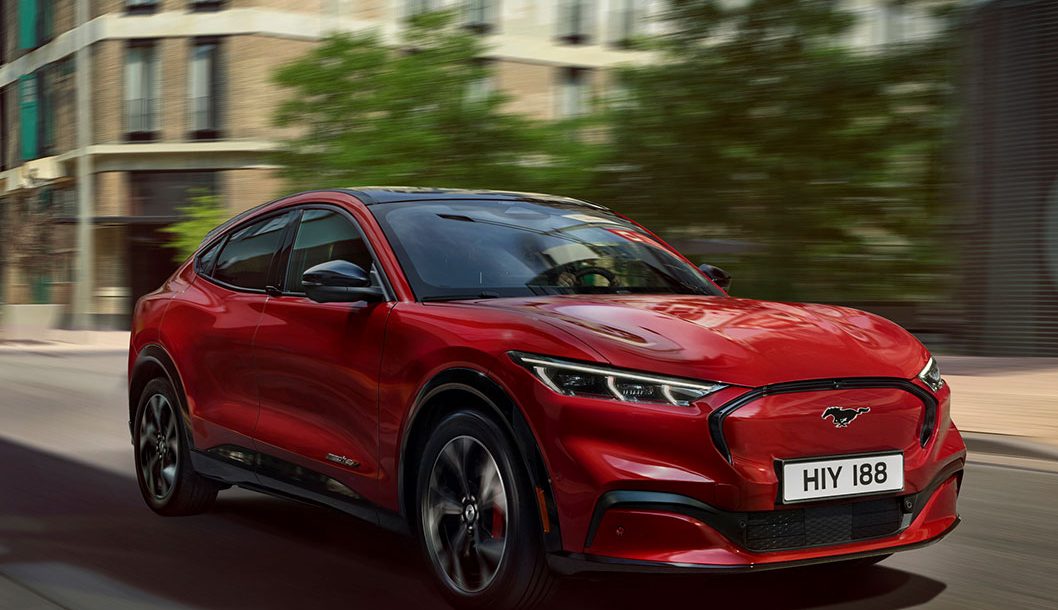 Tam elektrikli Ford Mustang Mach-E, insan ve çevre güvenliği konularında “5 yıldız”lı iki derecelendirme aldı