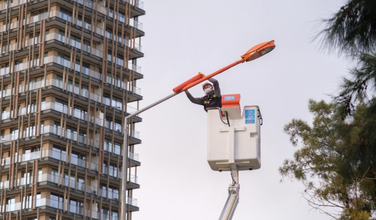 Adm ve Gdz Elektrik, kadına yönelik şiddete dikkat çekmek için sokakları turuncu ışıkla aydınlattı