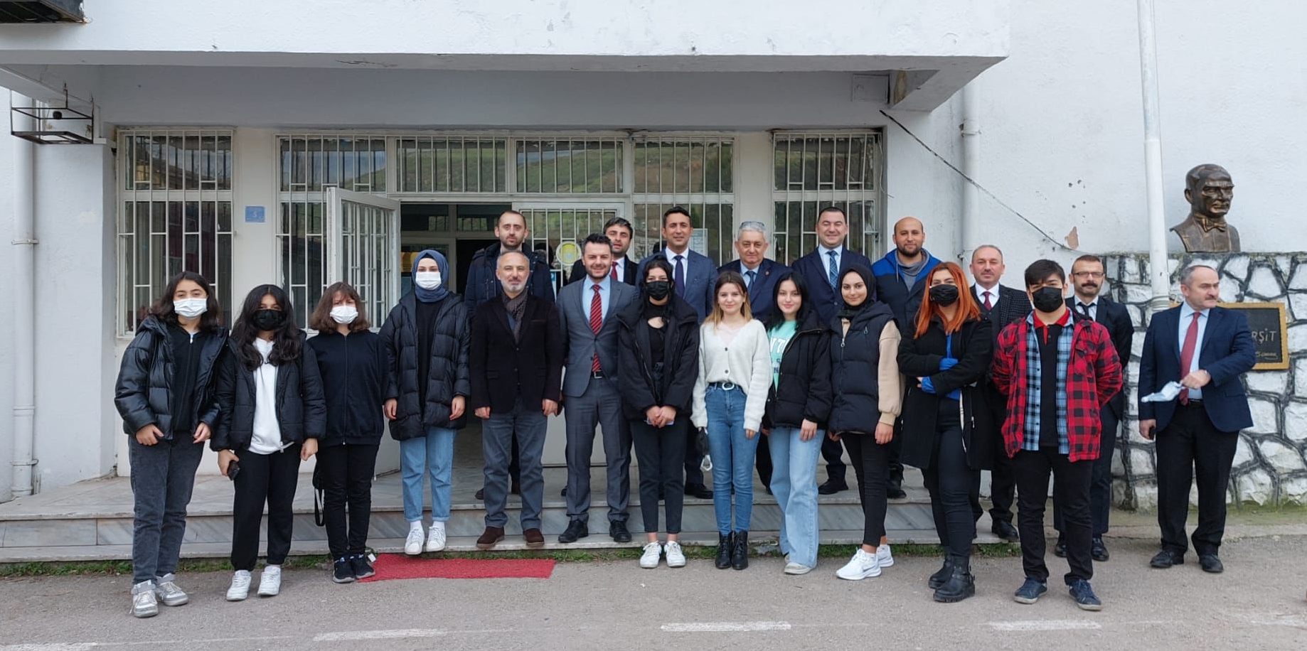 UEDAŞ “Kardeşim Üşümesin Projesi” ile Bursa’nın Gemlik ilçesinde öğrencilere kışlık kıyafet hediye etti