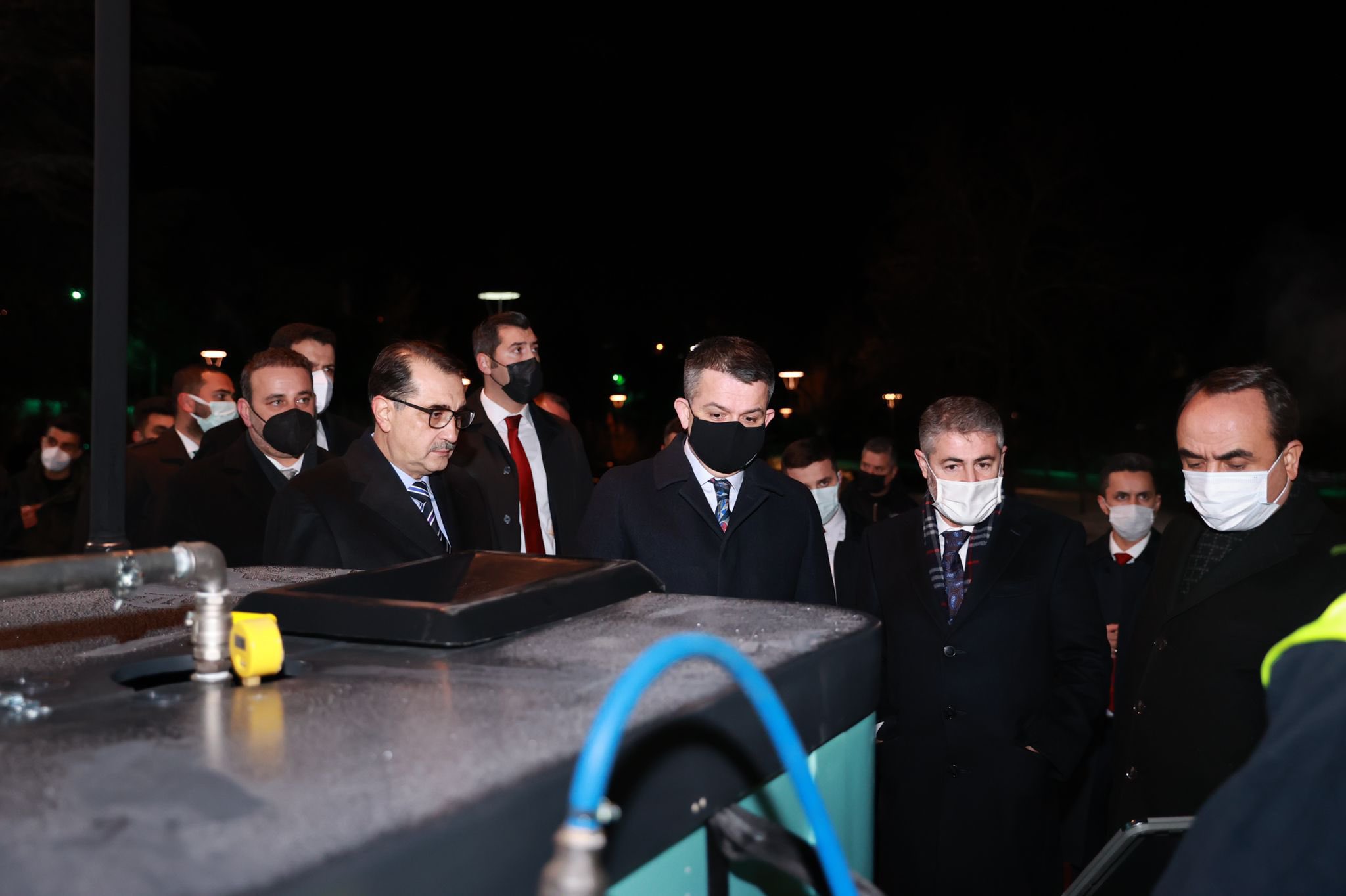 Bakan Dönmez, ‘MOBİTEM’ isimli mobil solar sulama sisteminin prototipini inceledi