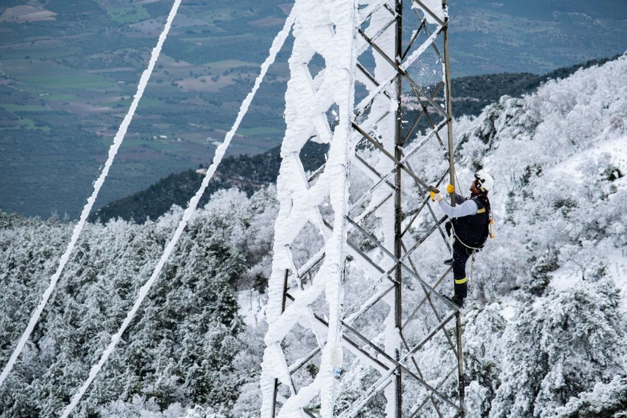 Kış şartlarında kesintisiz enerji için ekipler sahada