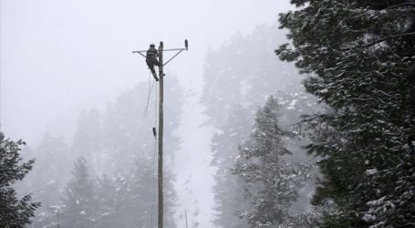 Toroslar EDAŞ ekipleri, kesintisiz enerji için karla kaplı arazide görev yapıyor