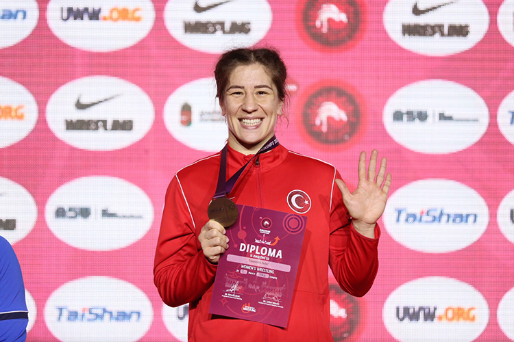 CW Enerji’nin sponsor olduğu milli güreşçi Yasemin Adar Yiğit altın madalya kazandı