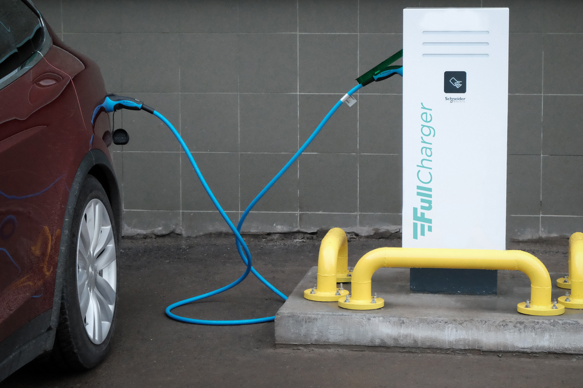 Schneider Electric Türkiye, şarj istasyonu kurulumu için FullCharger ile iş birliği anlaşması imzaladı