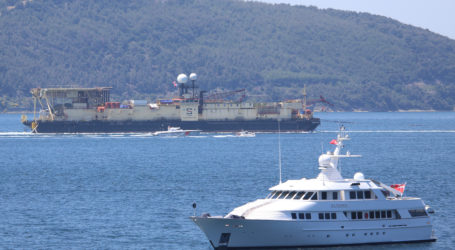 Karadeniz’e doğal gaz borularını yerleştirecek gemi Çanakkale Boğazı’ndan geçti