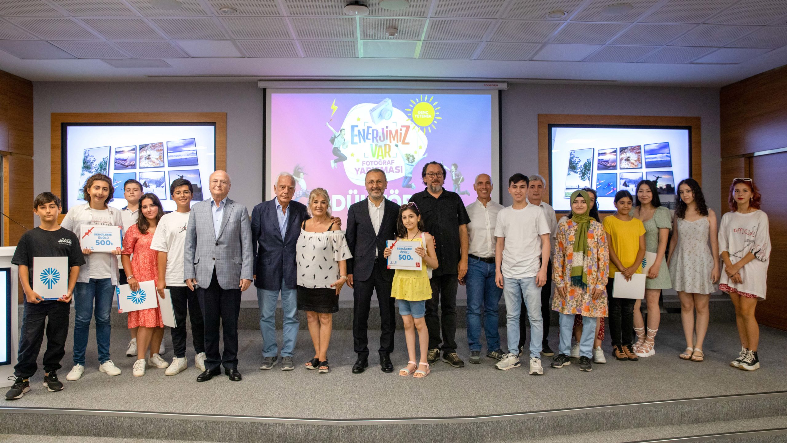 İGDAŞ’ın gençlere yönelik düzenlediği “Enerjimiz Var” temalı fotoğraf yarışmasında kazananlar ödüllerini aldı.