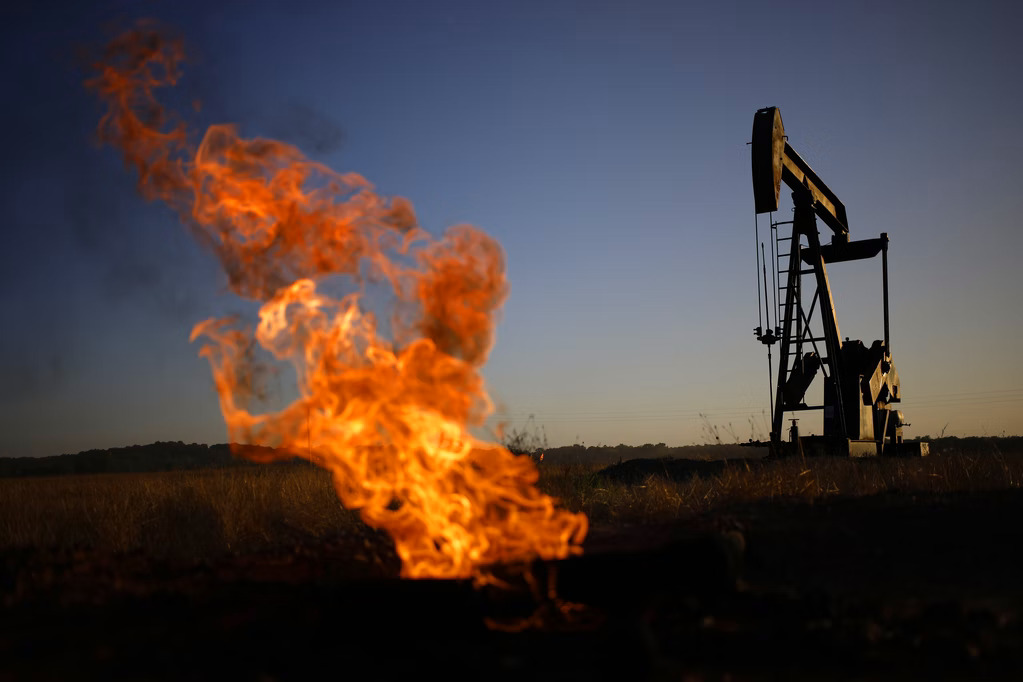 Brent petrolün varil fiyatı düşmeye devam ediyor