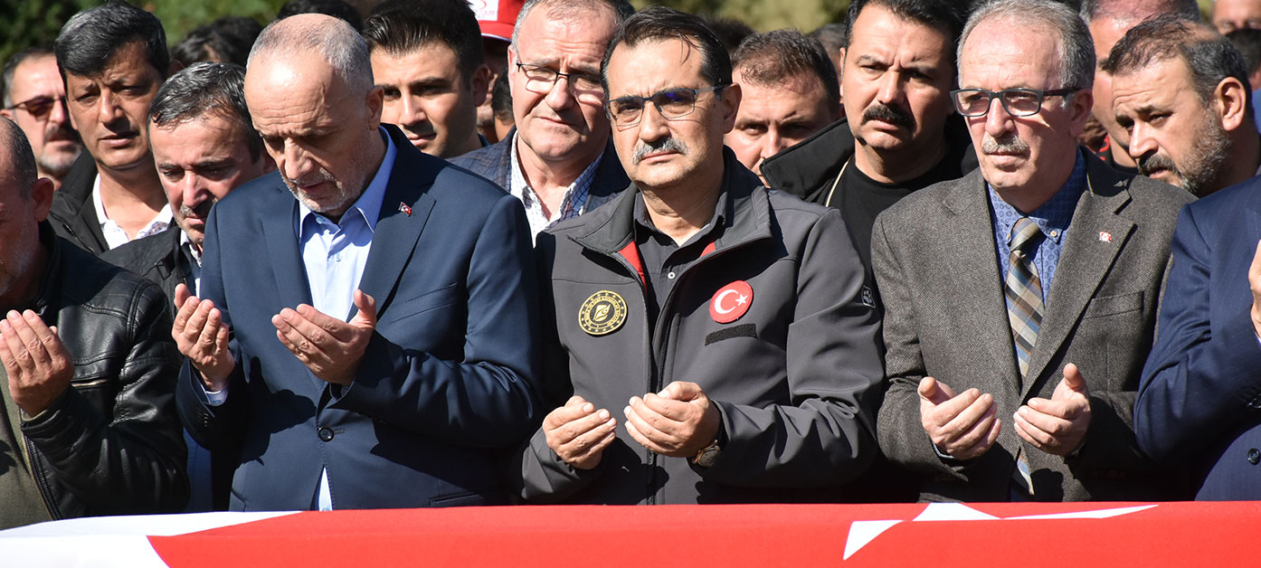 Bakan Dönmez, maden ocağındaki patlamada yaşamını yitiren madencinin cenazesine katıldı