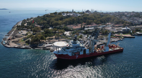 Karadeniz Gaz Sahası’ndaki üretimi kontrol edecek kablo gemisi, İstanbul Boğazı’na geldi.