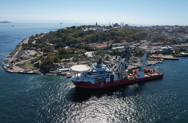 Karadeniz Gaz Sahası'ndaki üretimi kontrol edecek kablo gemisi, İstanbul Boğazı'na geldi.