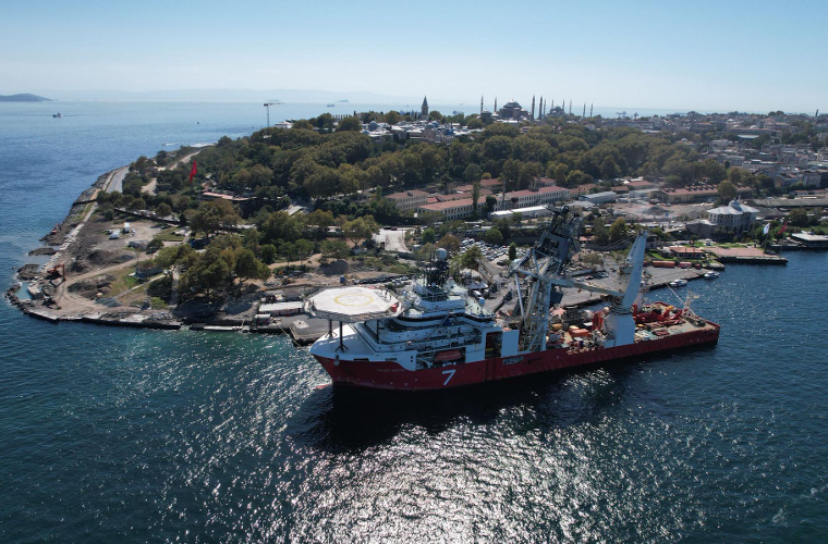 Karadeniz Gaz Sahası’ndaki üretimi kontrol edecek kablo gemisi, İstanbul Boğazı’na geldi.