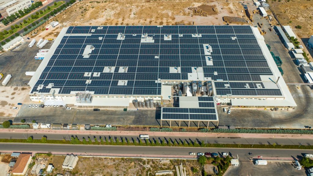 CW Enerji, Antalya'da bir fabrikanın çatısına güneş enerjisi santraliyle kapladı