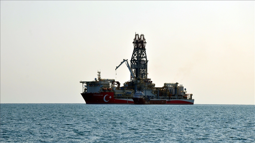Abdülhamid Han sondaj gemisi Mersin’deki Taşucu Limanı açığına demirledi