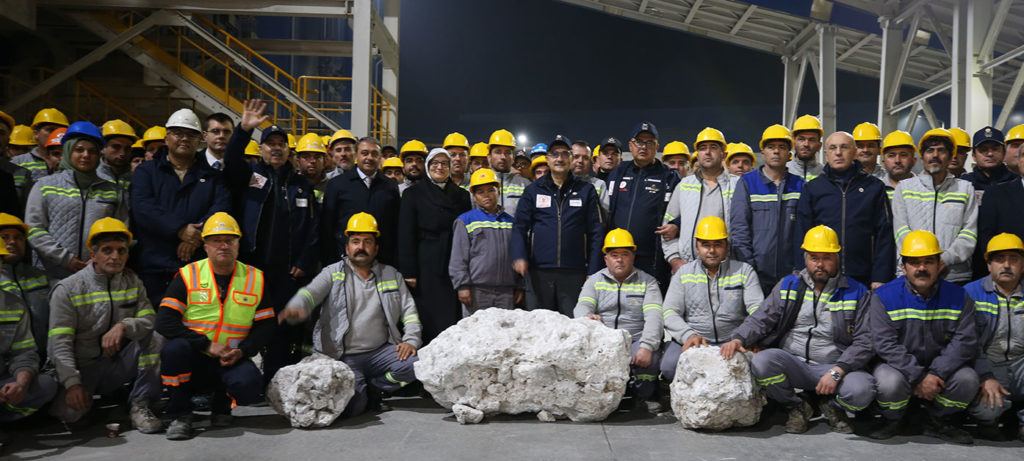 Enerji ve Tabii Kaynaklar Bakanı Dönmez, Balıkesir'de bor tesisi çalışanlarıyla buluştu