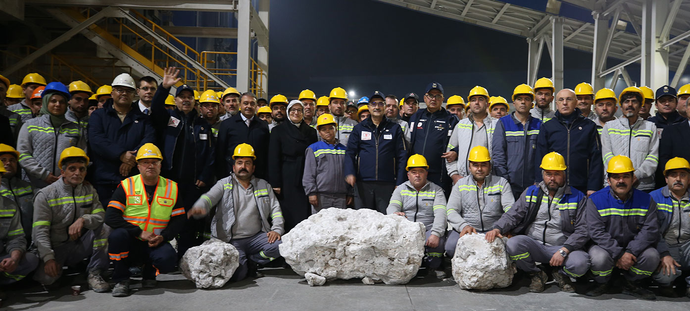 Enerji ve Tabii Kaynaklar Bakanı Dönmez, Balıkesir’de bor tesisi çalışanlarıyla buluştu