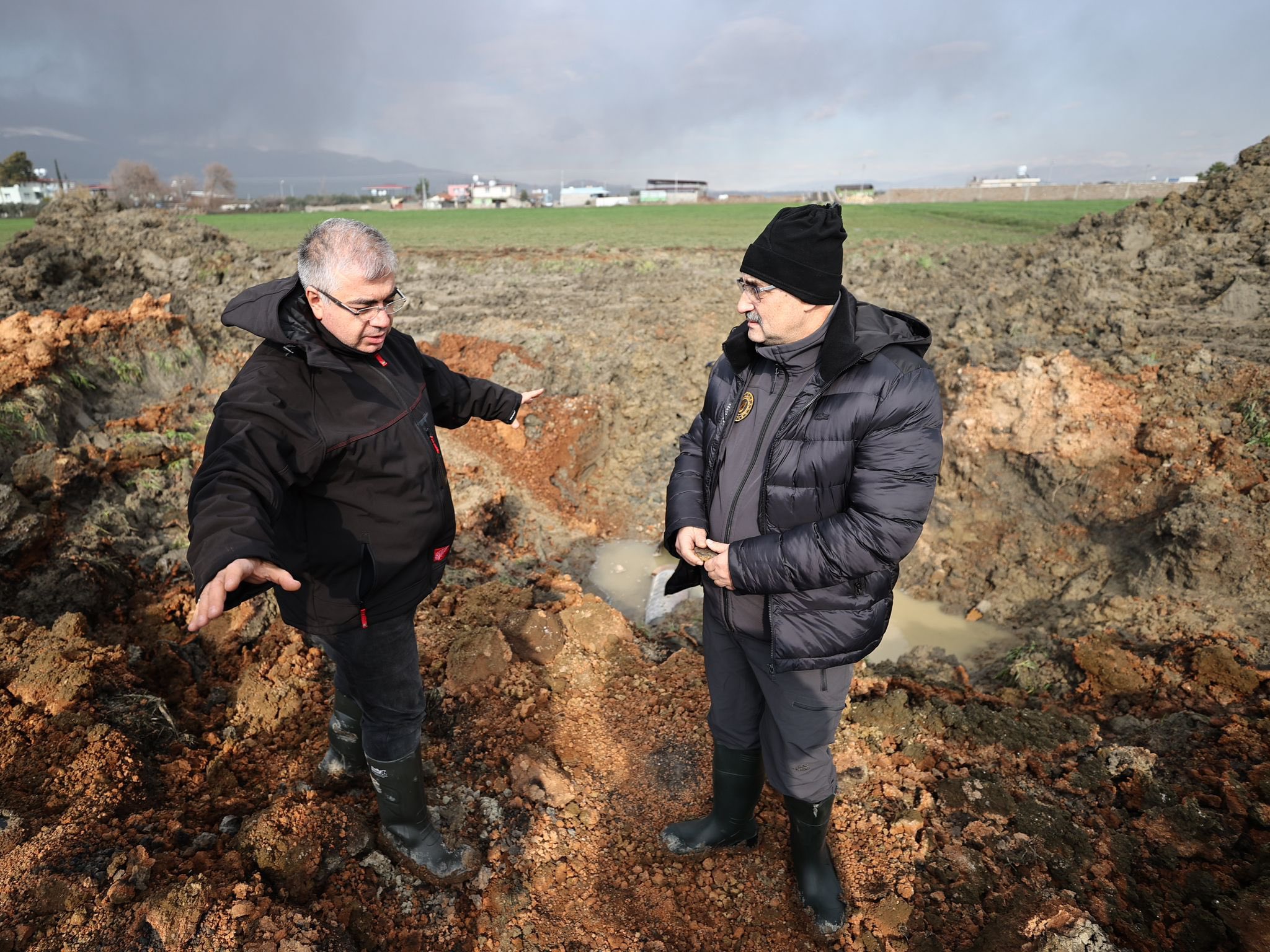 Bakan Dönmez, BOTAŞ’ın hasarlı doğal gaz boru hatlarının onarımı için çalıştığını söyledi