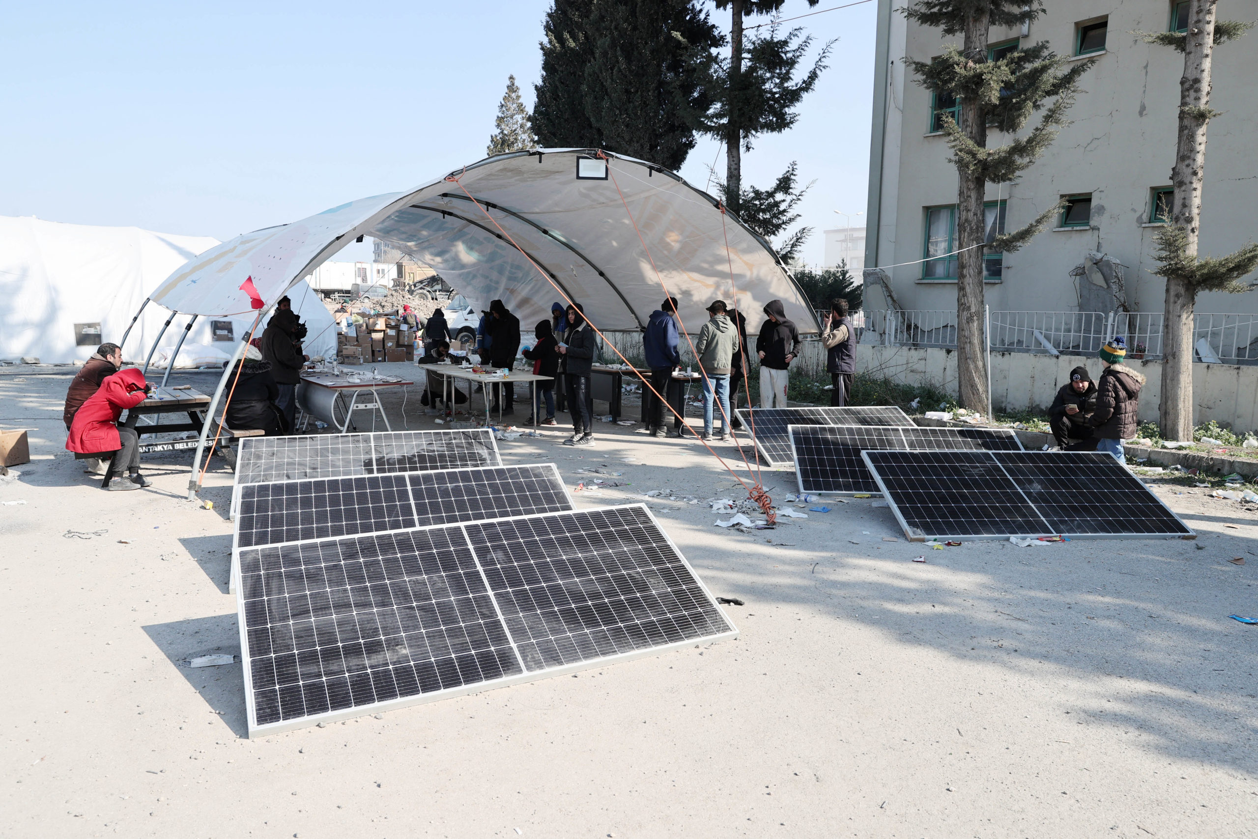 Hatay’daki çadır kentte enerji ihtiyacı için güneş panelleri kuruldu