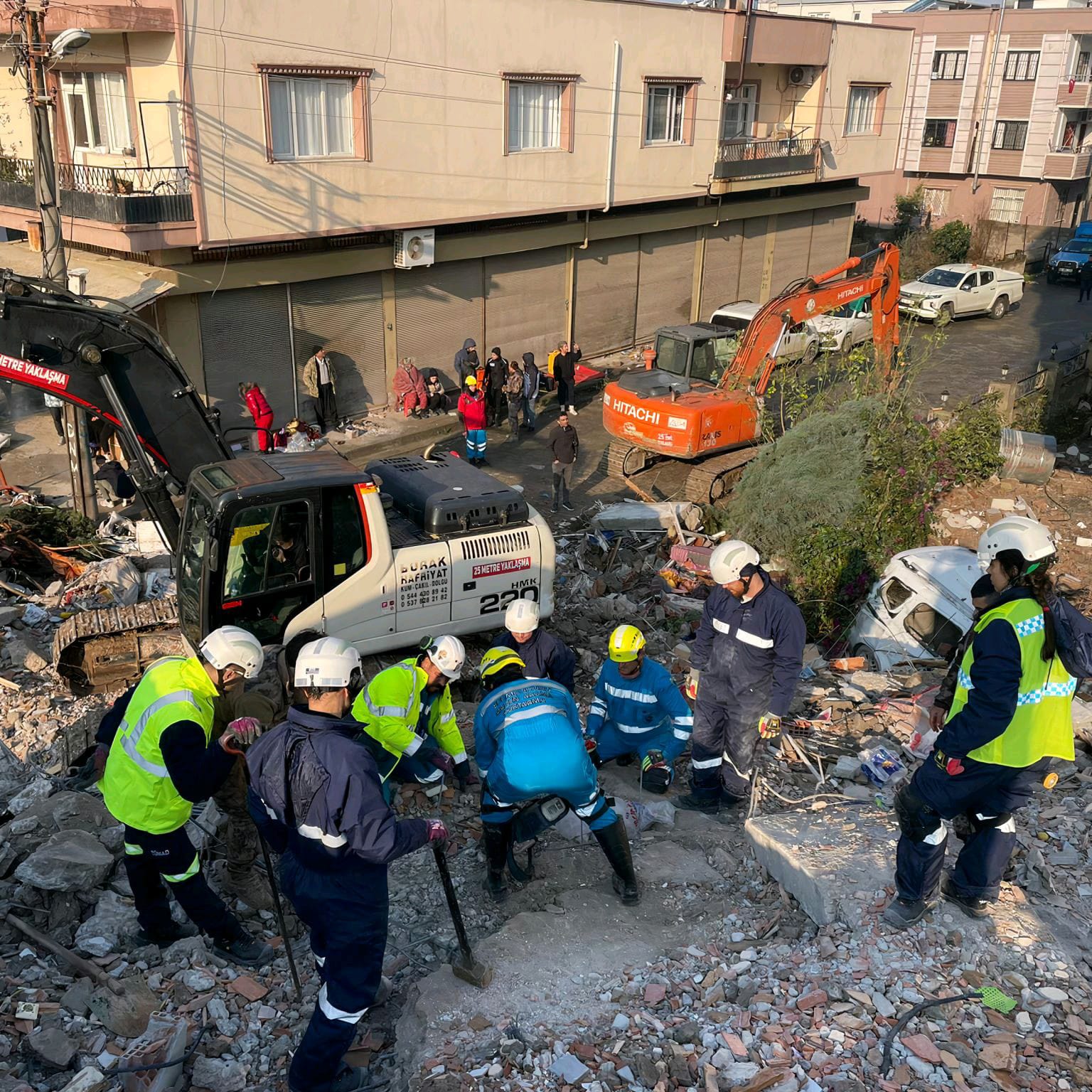 Madenciler, deprem bölgesinde hayat kurtarmaya devam ediyor