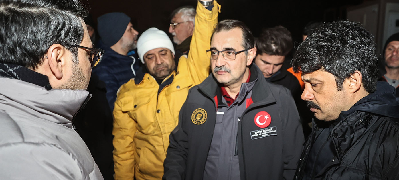 Bakan Dönmez, İskenderun’da çadır kentteki depremzedelerle bir araya geldi