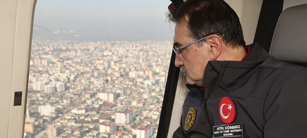 Bakan Dönmez, depremlerden etkilenen Osmaniye'yi havadan inceledi