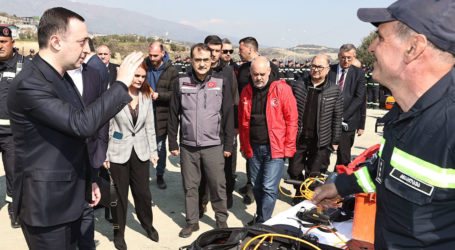 Gürcistan Başbakanı Garibaşvili ile Bakan Dönmez, Hatay’da kurtarma ekipleriyle bir araya geldi