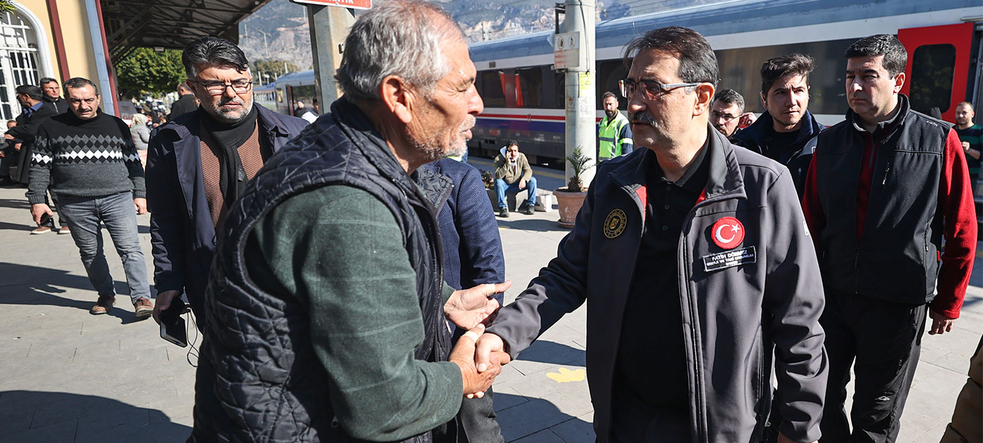 Bakan Dönmez, İskenderun Garı’nda depremzedeleri ziyaret etti