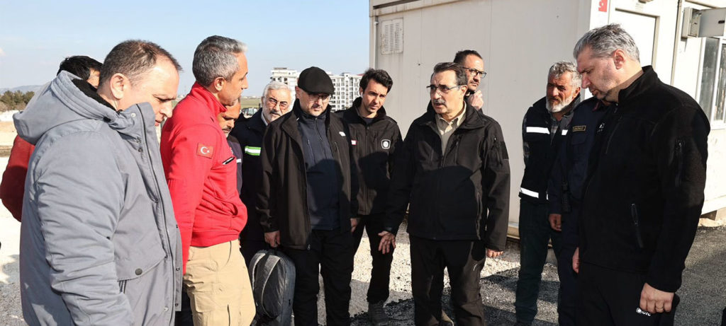 Enerji ve Tabii Kaynaklar Bakanı Dönmez, depremzedeleri ziyaret etti
