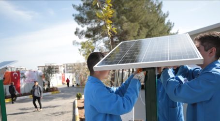 Ankara’daki bir lise depremzedeler için güneş enerjili banklar üretti