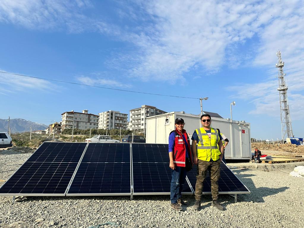 YEO, çadır kentlere güneş enerjili batarya sistemi kurdu