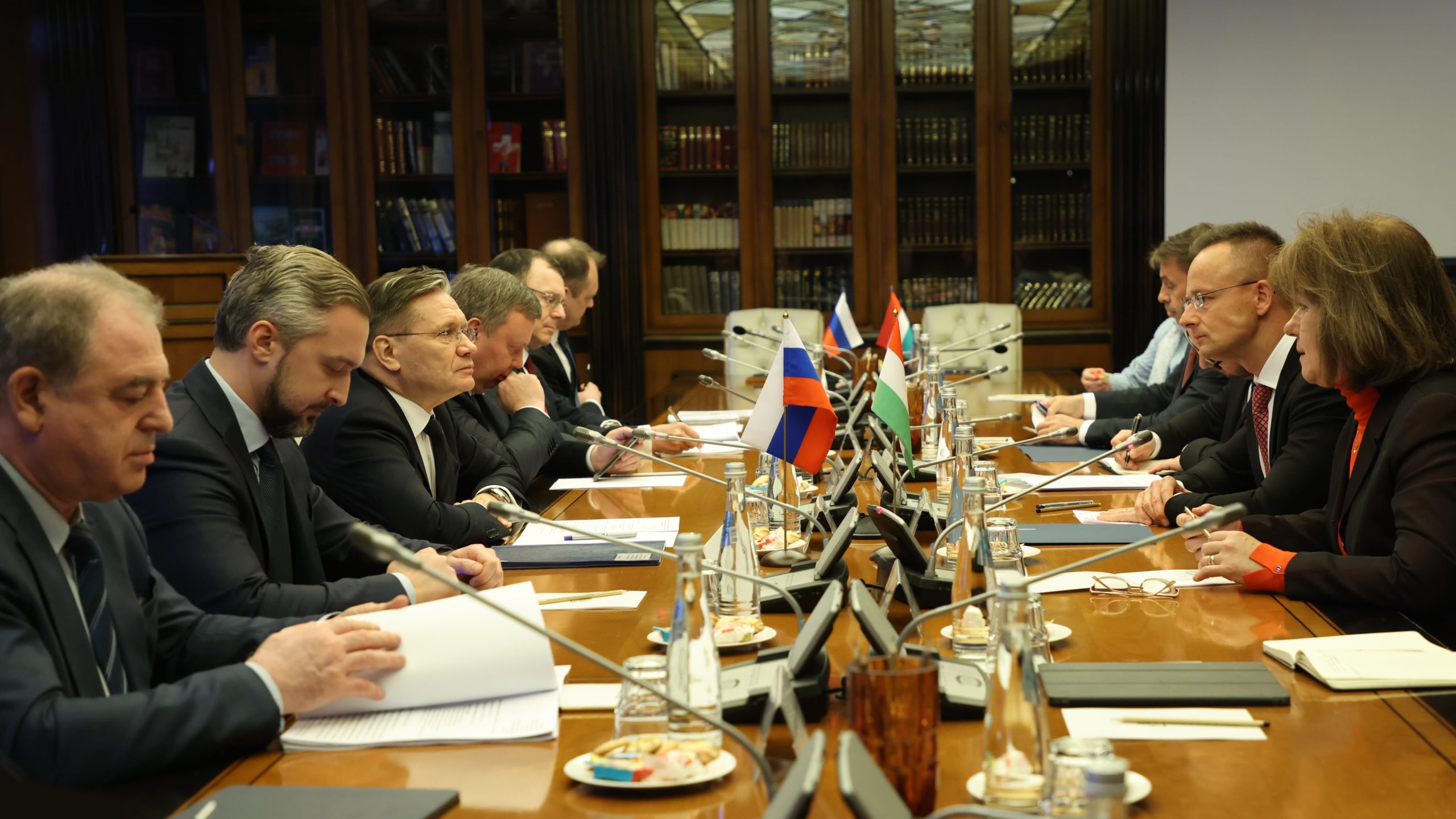 Rosatom Genel Müdürü Likhachev, Macaristan Dışişleri ve Dış Ticaret Bakanı Péter Szijjártó ile görüştü