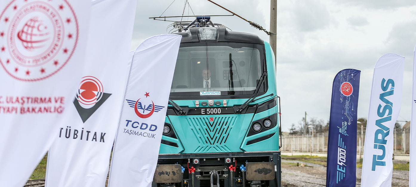 Yerli ve milli imkanlarla geliştirilen E5000 tip elektrikli lokomotif raylara indiriliyor